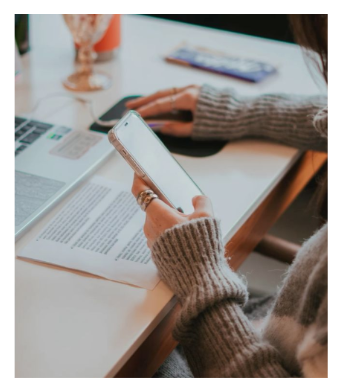 Imagem de uma rapariga a mexer no telemóvel 