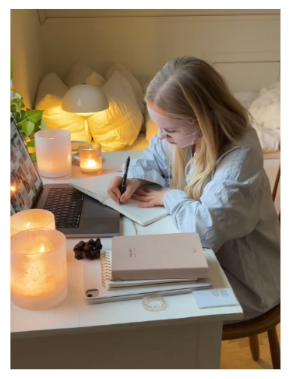 rotina de estudo realista  - menina a estudar