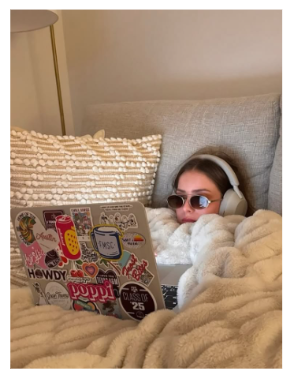 rotina de estudo - uma menina a a ver filmes no pc enrolada numa manta